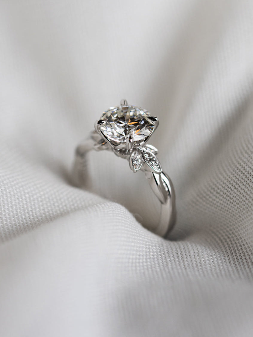 Round Diamond with Floral Basket