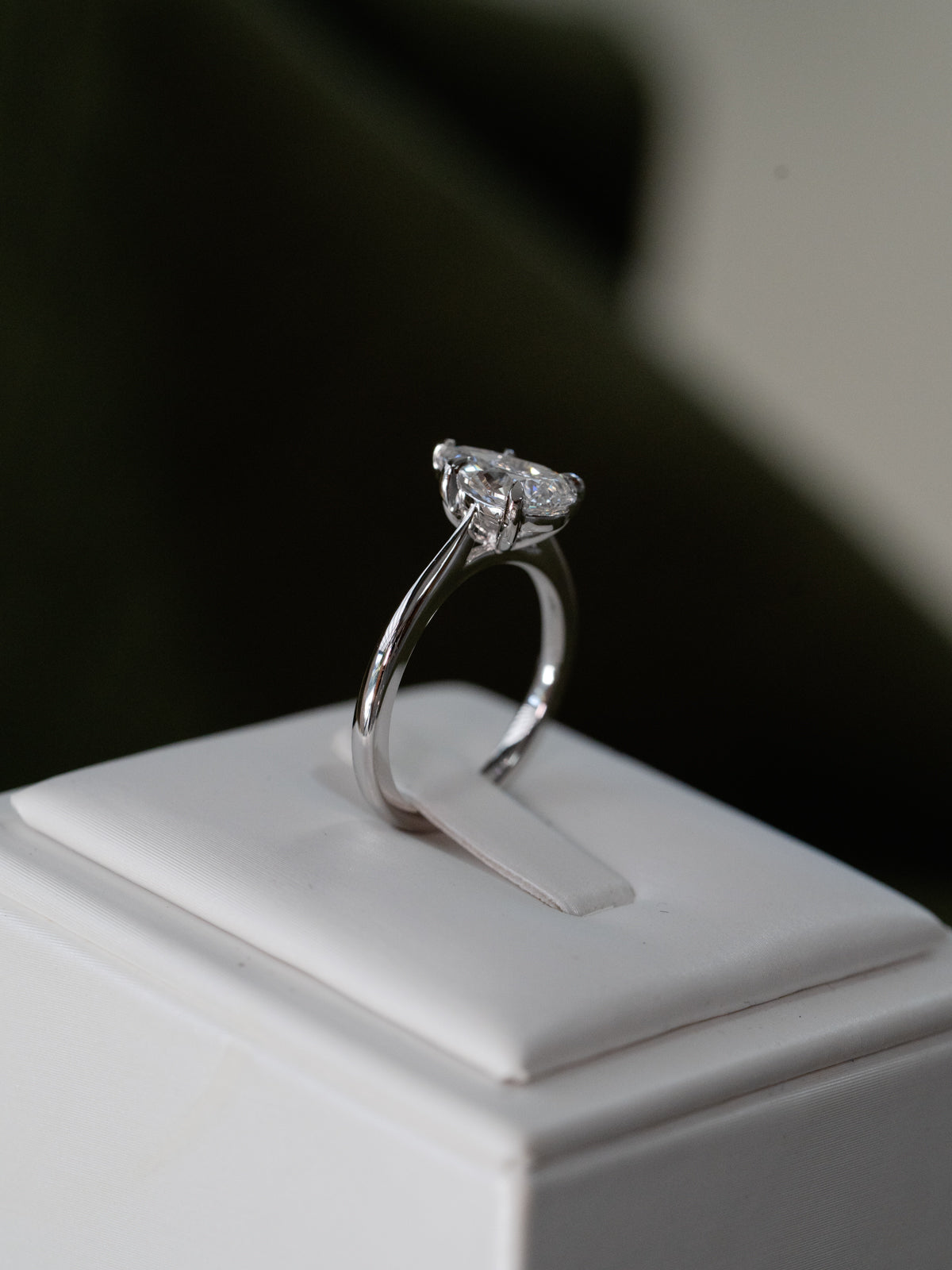 Pear Solitaire with V prong