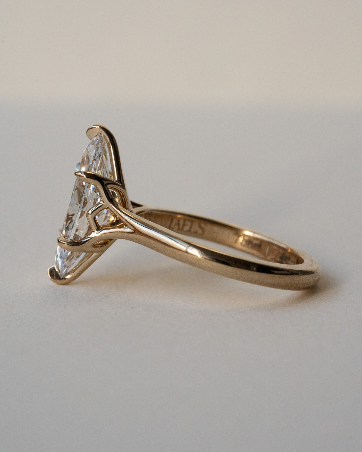 Marquise with Invisible Split shank and floral basket