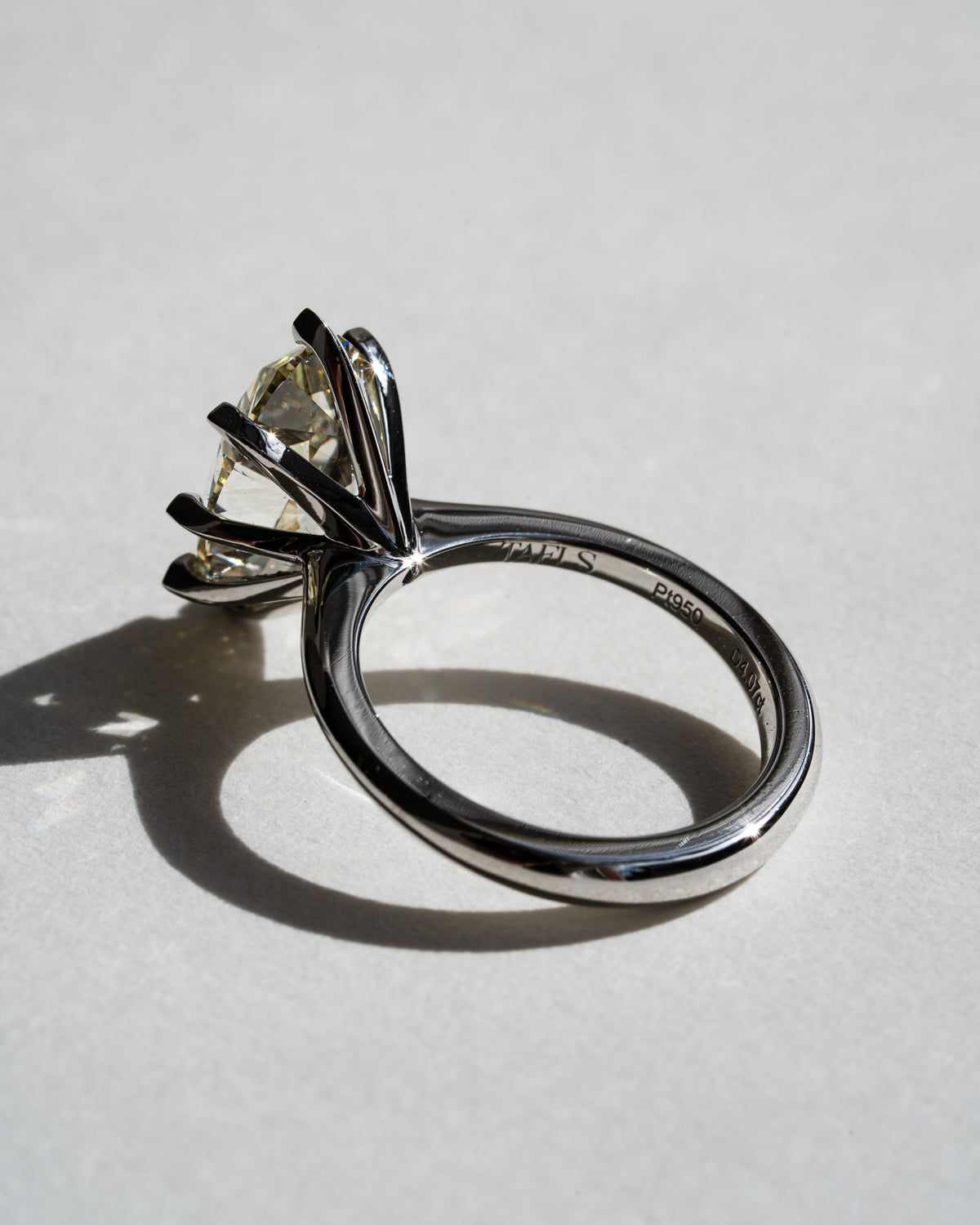 Champagne Oval with Kite Prongs